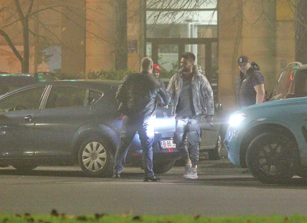 
    Dorian Popa a fost  surprins la o întâlnire  nocturnă, cu nişte amici  