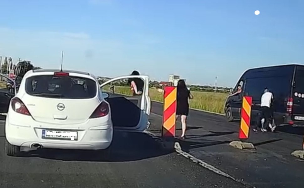 O șoferiță dezastru în trafic a sărit să bată un alt șofer pe un drum în lucru VIDEO