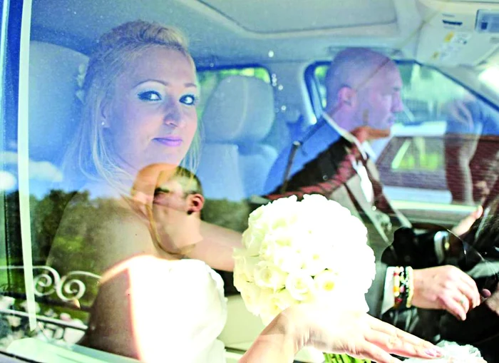 
    Frumoasă şi emoţionată,  Raluca Zenga a atras toate  privirile cu ţinuta ei sexy  