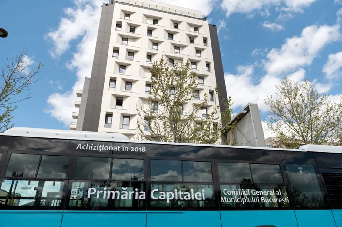 Medicii sunt luați cu autobuzele din fața hotelului