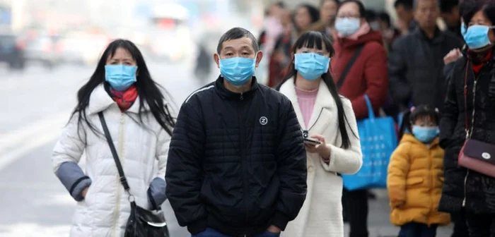 Masca sanitară, o măsură minimă de protecţie faţă de noul virus FOTO EPA-EFE