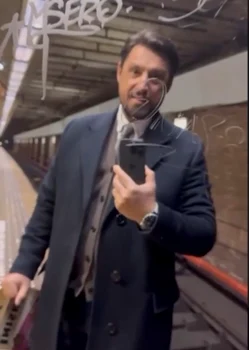 Daniel Pavel circulă cu metroul foto: Instagram 