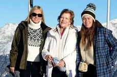 Regina Anne Marie a Greciei cu Prințesa Marie Chantal și Nina Flohr la schi în St Moritz, Elveția Instagram OK Magazine Greece (1) jpg