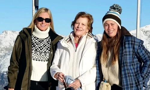 Regina Anne Marie a Greciei cu Prințesa Marie Chantal și Nina Flohr la schi în St  Moritz, Elveția   Instagram OK Magazine Greece (1) jpg