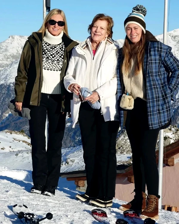 Regina Anne Marie a Greciei cu Prințesa Marie Chantal și Nina Flohr la schi în St Moritz, Elveția Instagram OK Magazine Greece (1) jpg