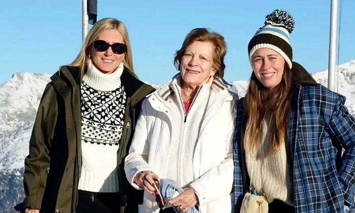 Regina Anne Marie a Greciei cu Prințesa Marie Chantal și Nina Flohr la schi în St  Moritz, Elveția   Instagram OK Magazine Greece (1) jpg