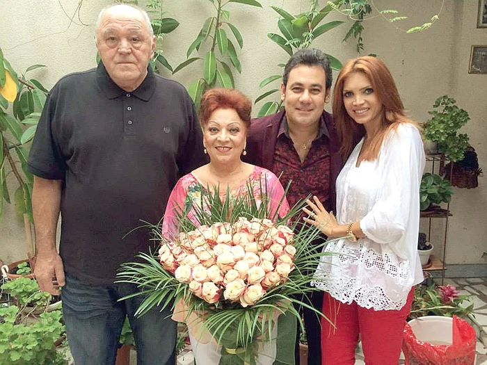 Maria Ciobanu, alături de soțul ei, de Ionuţ și de cântăreața Cristina Spătar