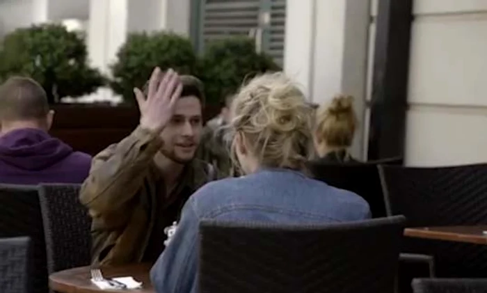 Băiatul a fost hipnotizat, iar de fiecare dată când se uita la o altă fata îşi trăgea câte o palmă peste faţă Foto: Daily Mail