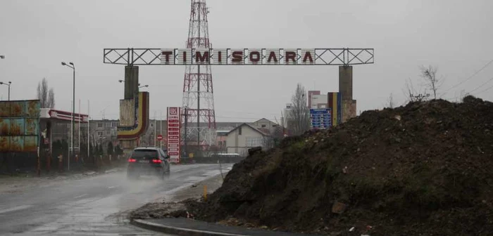 Munţi de moloz la intrarea pe Calea Torontalului 