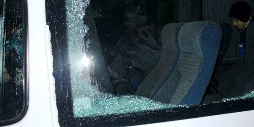 Microbuzul plin de copii a fost atacat de huligani