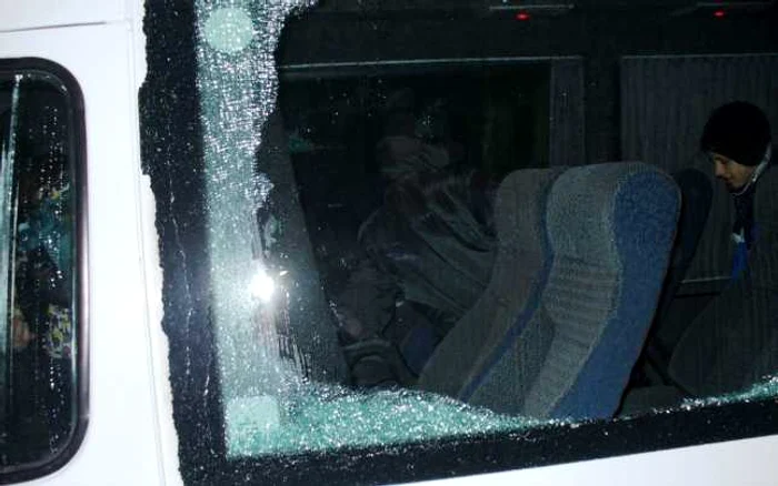 Microbuzul plin de copii a fost atacat de huligani