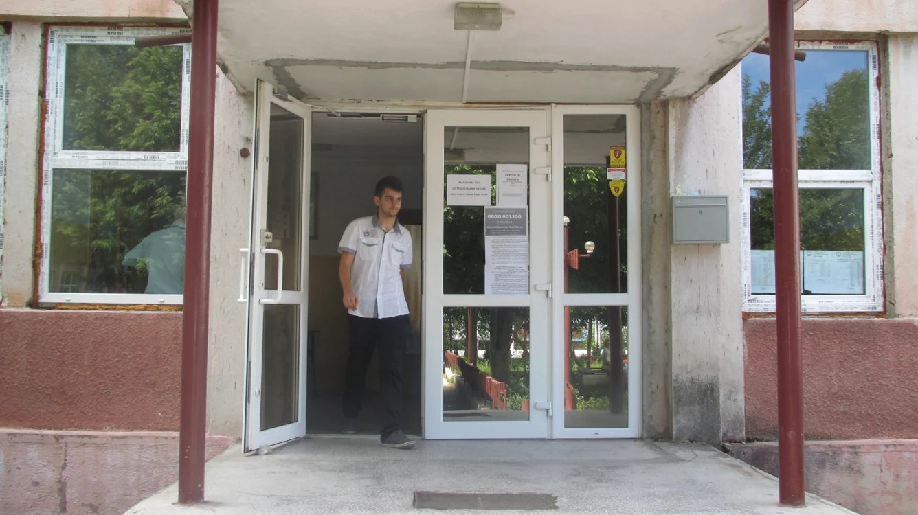 La centrul de examen de la Liceul Mircea Eliade examenul este încă în desfăşurare FOTO CRISTIAN FRANŢ