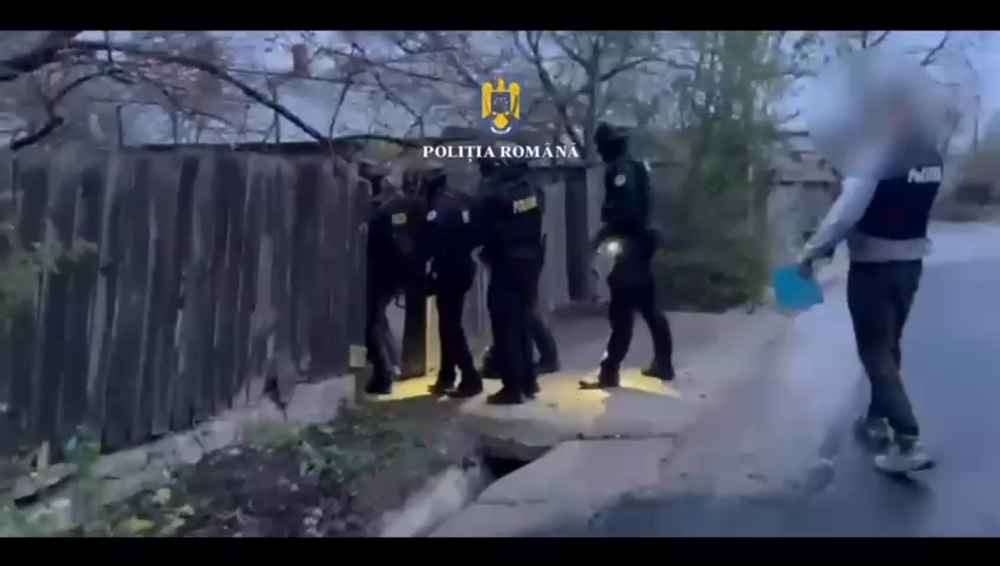 Doi bărbați, percheziționați din cauza unor videoclipuri în care neagă Holocaustul și laudă legionarii. Unul ar fi fost colonel SRI