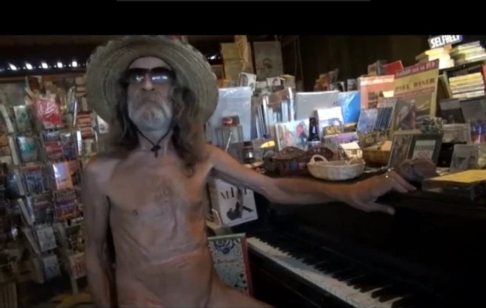 
    A ajuns de 60 de ori în faţa justiţiei din cauză că se despoaie în pielea goalăFoto: captură video  