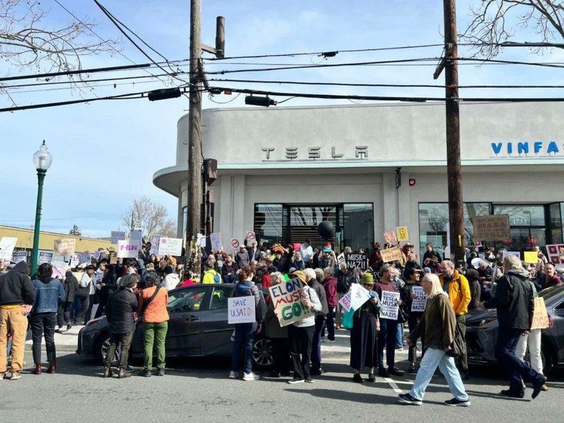 Proteste în fața mai multor showroom-uri Tesla, din cauza măsurilor de reducere a cheltuielilor guvernamentale luate de Elon Musk