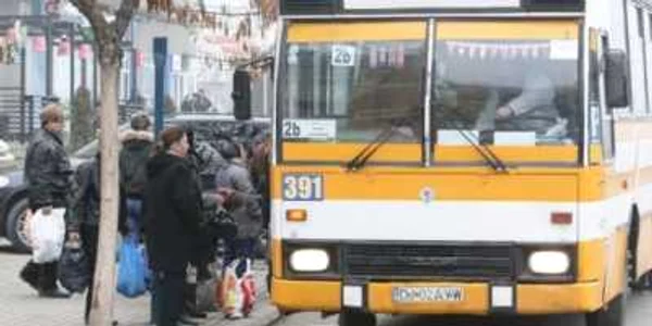 Pensionarii care câştigă sub 1.000 de lei ar putea călători din nou gratuit în Craiova. Foto: arhivă