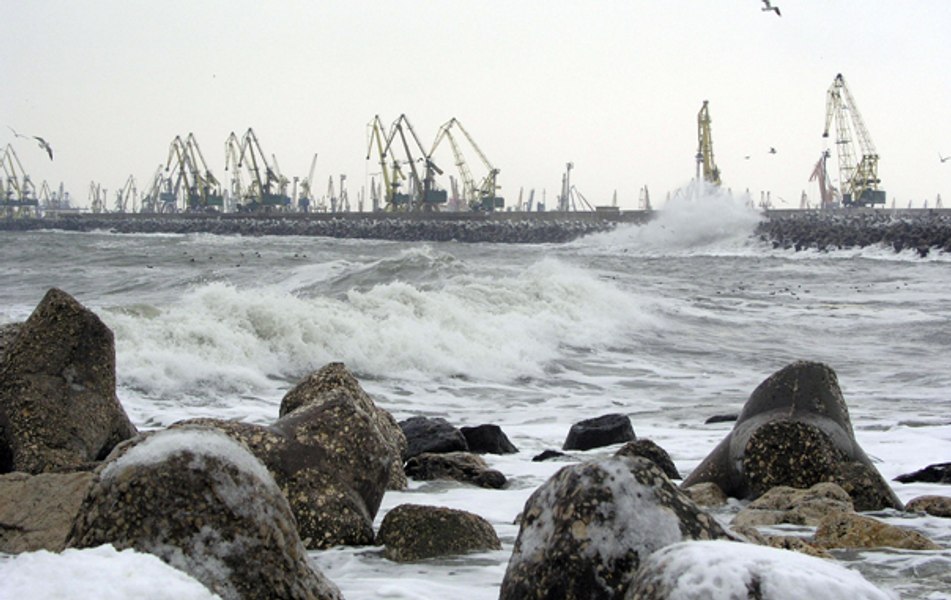 Toate porturile maritime au fost închise din cauza vântului puternic. Zăpadă pe mai multe șosele
