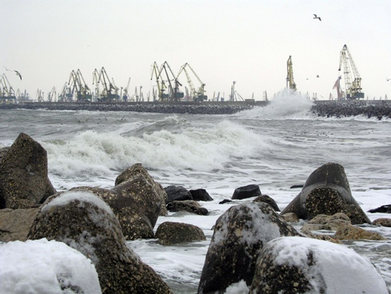 Toate porturile de la Marea Neagră rămân închise din cauza vântului puternic. Situația pe șosele
