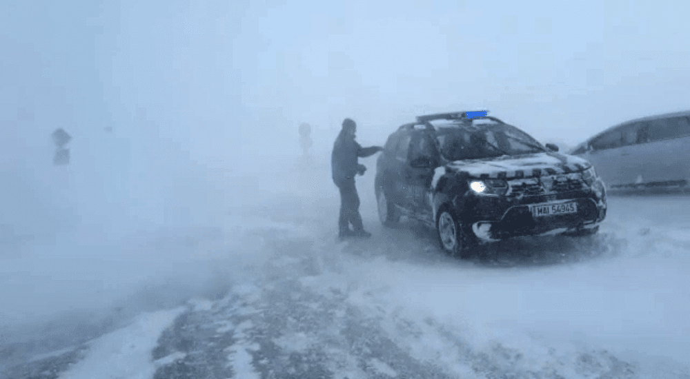 Cum se circulă în țară. Ce drumuri au fost închise din cauza viscolului și unde au fost impuse restricții 