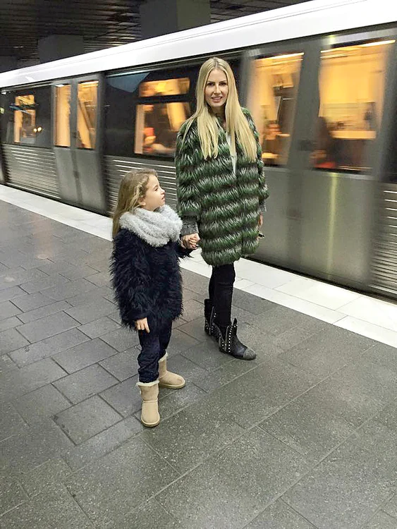 Părinţii Sofiei au maşini  de 130.000 de euro, dar ea a fost  fascinată de plimbarea cu metroul
