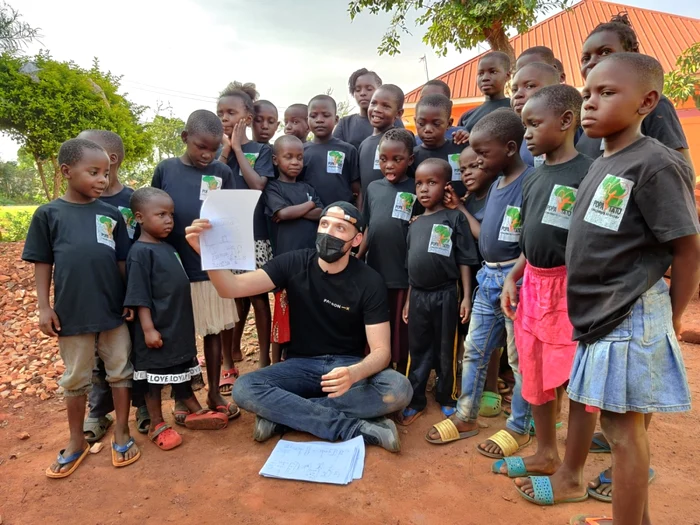 calarasi scoala din uganda pentru cei mai saraci copii foto facebook/mihaela si mihai brasov