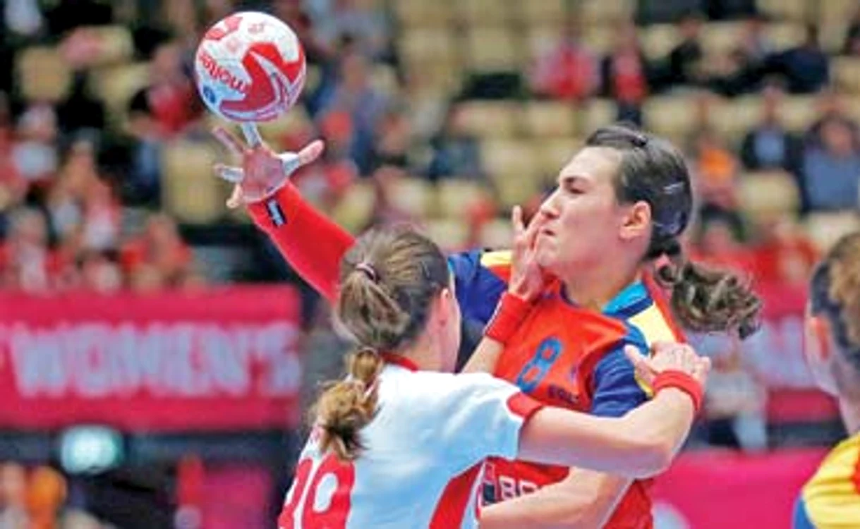 Cea mai bună handbalistă a lumii ne dă emoţii legate de participarea ei la turneul preolimpic din Danemarca Foto: AP
