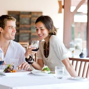 3  2col cuplu restaurant vin shutterstock 10687873 jpeg