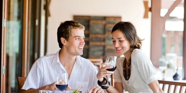 3  2col cuplu restaurant vin shutterstock 10687873 jpeg