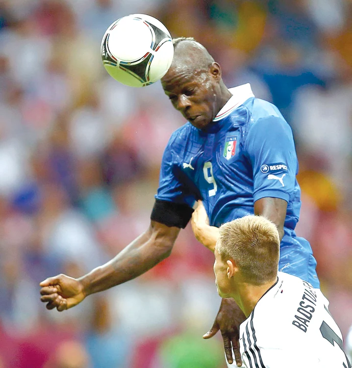 
    Balotelli a deschis  scorul prin această  lovitură de cap  