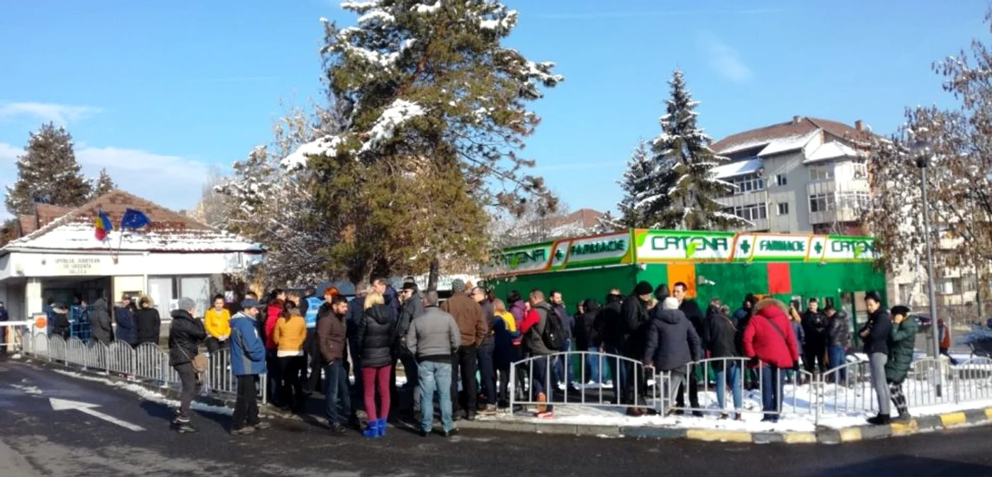 Protest la Vâlcea, în semn de solidaritate cu situaţia bebeluşului aflat în moarte cerebrală la Marie Curie, în Bucureşti, diagnosticat iniţial cu laringită; Foto: Adevărul