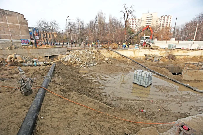 Ieri, constructorul s-a ocupat  de consolidarea terenului care  stătea să se prăbuşească