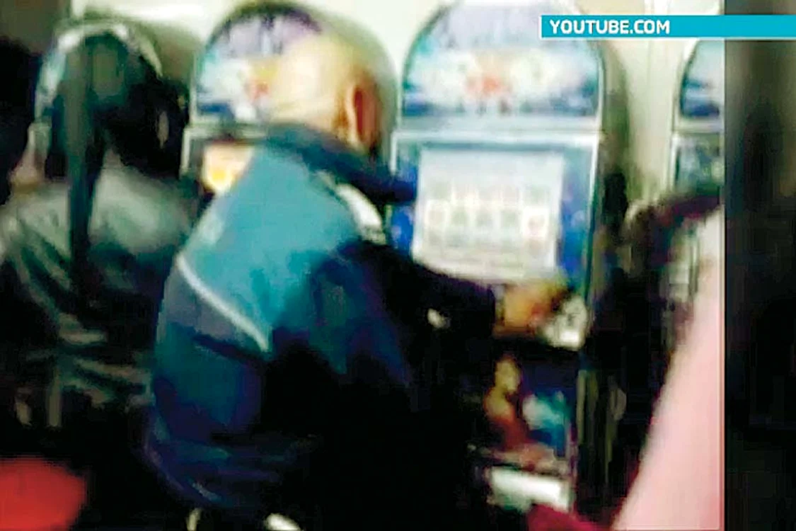 Poliţistul Titi s-a  jucat pe-ndelete la  aparatele de noroc