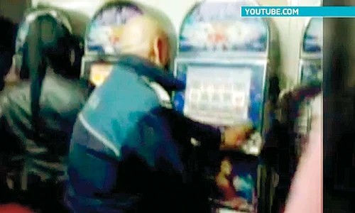 Poliţistul Titi s a  jucat pe ndelete la  aparatele de noroc jpeg