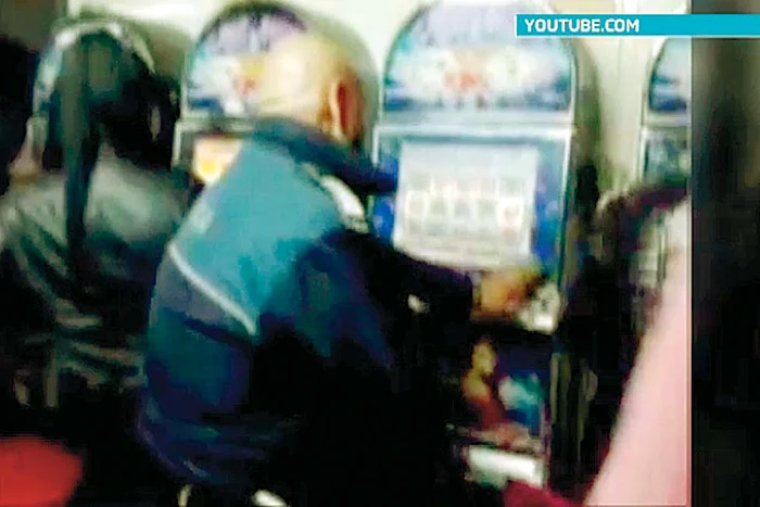 Poliţistul Titi s-a jucat pe-ndelete la aparatele de noroc