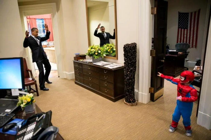 Obama pare să fi pierdut duelul cu Spiderman. FOTO Pete Souza/Casa Albă