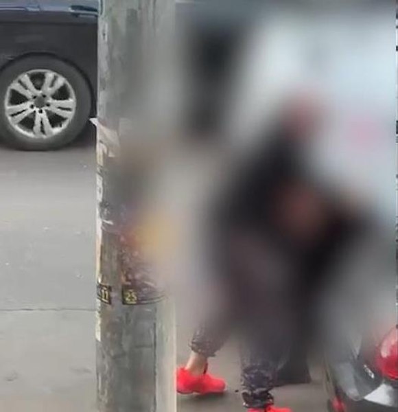 Bătaie cu strigături, în traficul bucureștean, între doi șoferi recalcitranți. Cei doi au fost reținuți | VIDEO