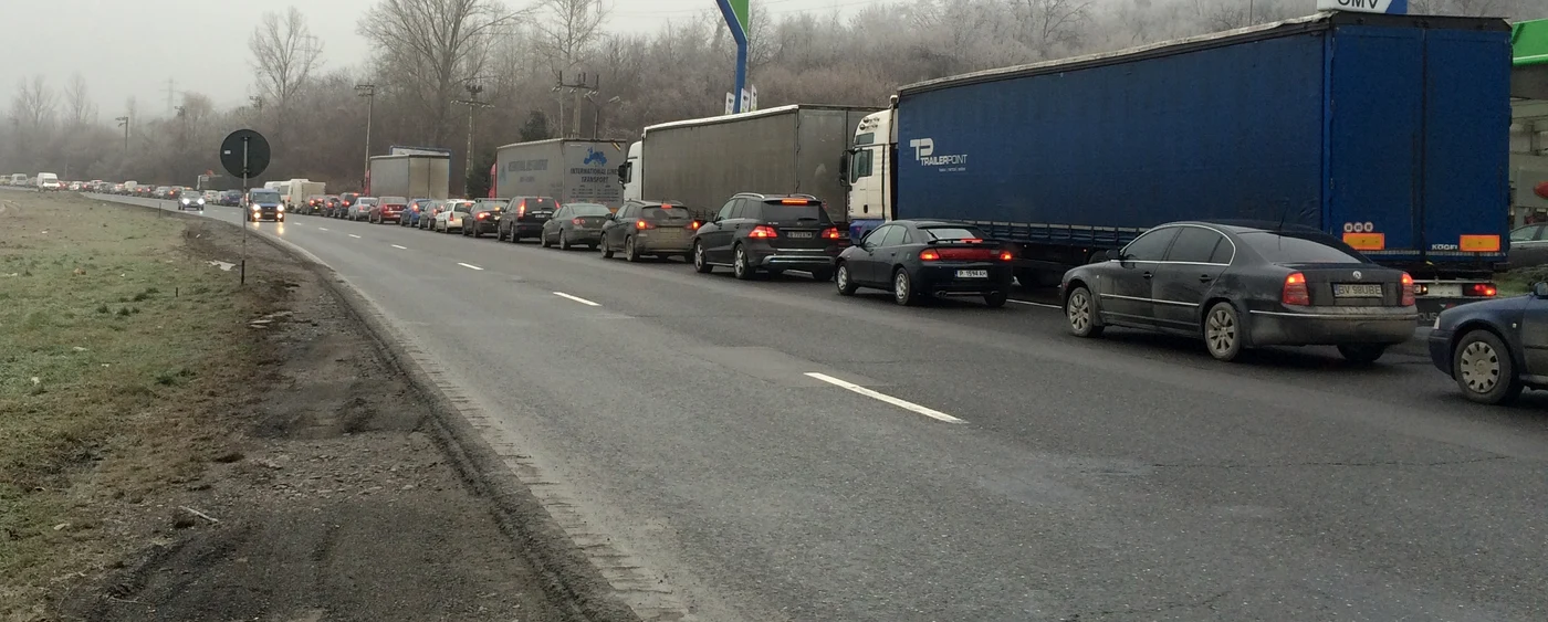 
    Cozile de maşini se întind şi pe 10 km  