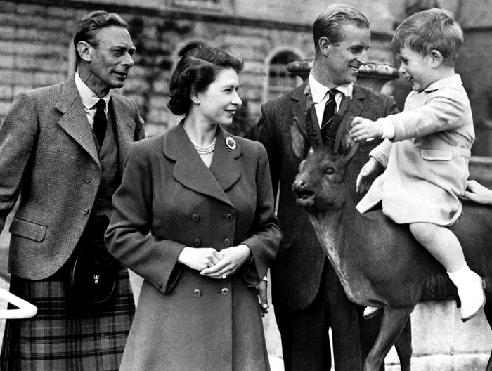 Regina
Elisabeta, prinţul Philip şi prinţul Charles mic. Foto: Profimedia