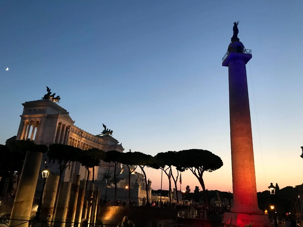Columna lui Traian in culorile Romaniei FOTO Sebastian Zachmann