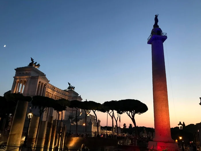 Columna lui Traian in culorile Romaniei FOTO Sebastian Zachmann