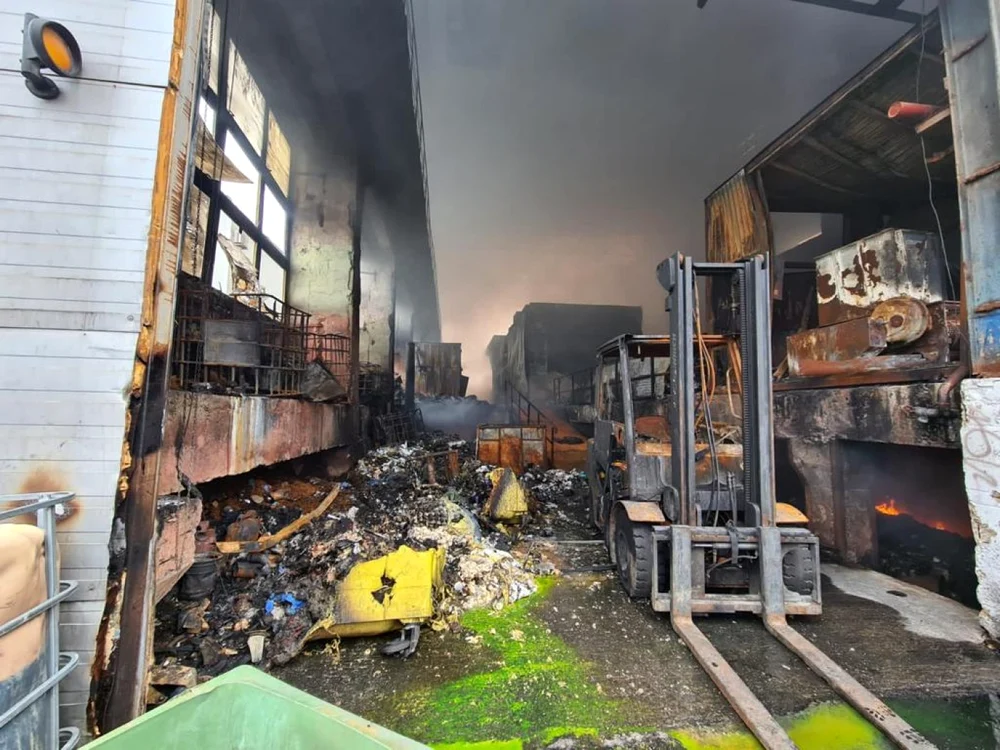 Incendiul de la incineratorul de la Brazi FOTO - ISU Prahova