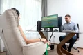 medicul costin damasaru in timpul unui tratament cu un copil autist jpeg