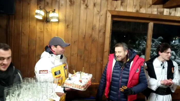 
    Prietenii l-au sărbătorit şi la munte pe Cătălin miercurea trecutăFoto Arhivă Personală  