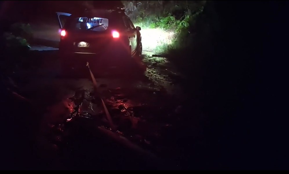  Drumul care duce spre Vârful Moldoveanu din Făgăraş, rupt de o viitură: 17 persoane au fost preluate de ISU VIDEO