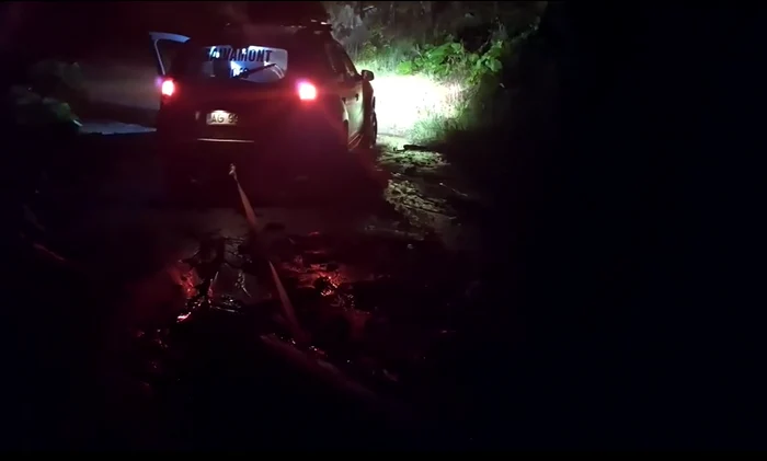 Drumul a fost rupt de o viitură. FOTO Salvamont Argeș