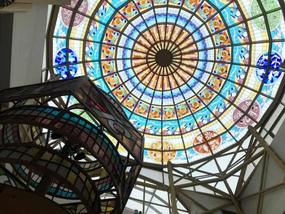Cea mai mare cupolă vitraliu din lume omologată de Cartea Recordurilor - la Biblioteca Judeţeană Vâlcea Foto Adevărul