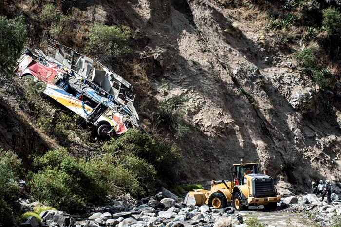 Cel puţin 32 de oameni au murit în Peru după ce autobuzul în care se aflau căzut într-o prăpastie.Foto: AFP