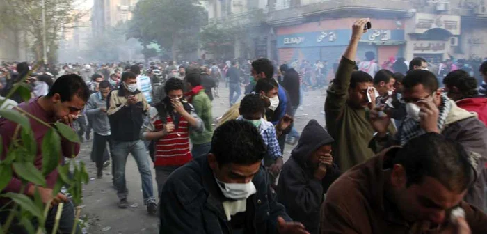 Imagine din timpul violențelor de duminică din Piața Tahrir.