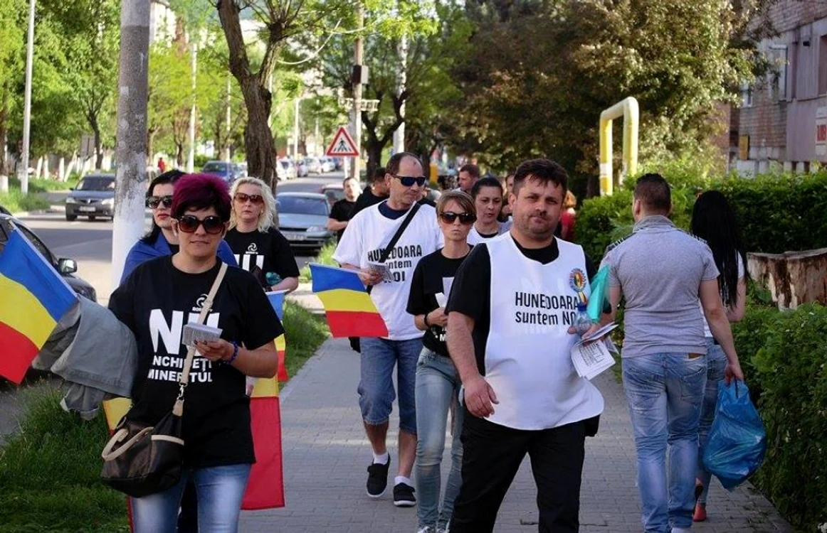 Organizatorii mitingului au chemat localnicii în sprijinul lor. FOTO: Solidaritatea.
