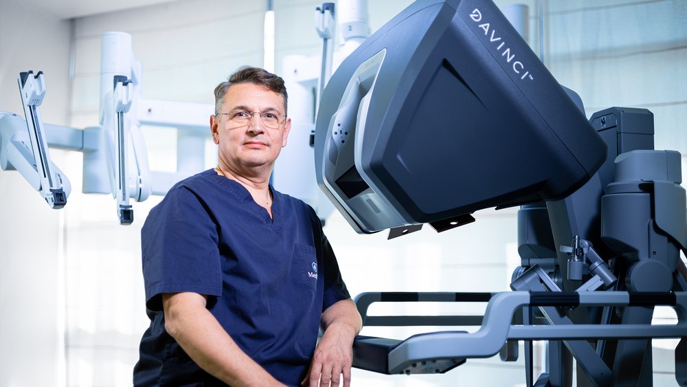 Tumoră rezolvată prin chirurgie robotică. Dr. Dan Eniu, MedLife: Robotul este făcut pentru intervenții în spații înguste